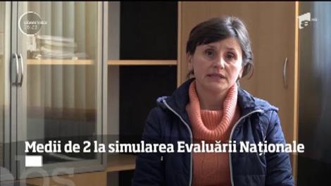 Medii de doi la simularea Evaluării Naţionale. La una dintre şcoli, unul dintre dascăli este femeia de serviciu!