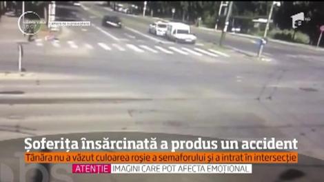 Accident provocat de o femeie însărcinată. Şoferiţa nu a oprit la culoarea roşie a semaforului