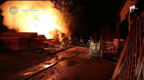 Un depozit de cherestrea a fost în pericol să ardă complet după ce baraca în care stăteau muncitorii a luat foc