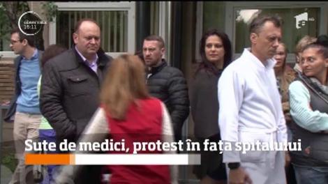 Din cauza lipsei medicamentelor, sute de medici, protest în fața spitalului, în semn de protest faţă de lipsa medicamentelor