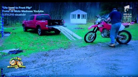 Smiley News: Dani Oţil, fii atent aici! Aşa se parchează un motor de enduro