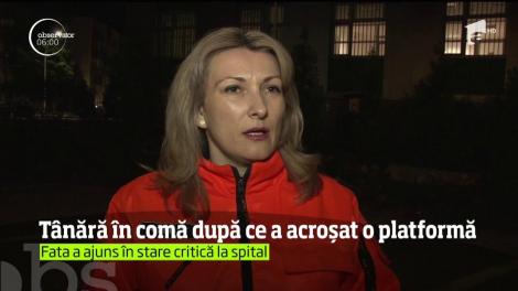 O şoferită se află în comă la spital, după ce a acroşat o platformă ce transporta autoturisme şi a intrat într-un stâlp