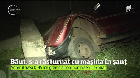 Un şofer băut a intrat cu maşina într-un cap de pod şi s-a răsturnat apoi într-un şanţ pe un drum din județul Mehedinţi