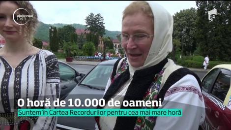 Cea mai mare horă din lume! Mii de români s-au adunat în Năsăud să intre în Cartea Recordurilor