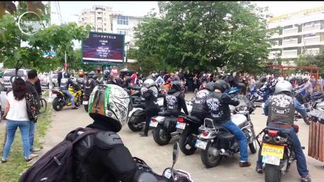 Doi tineri din Bacău au spus "DA" pe două roţi