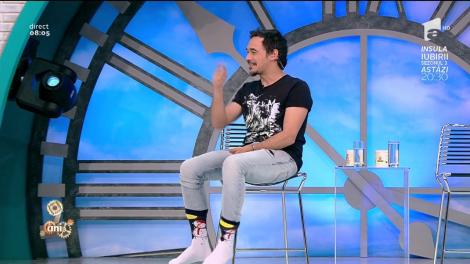 Răzvan și-a lăsat colegii fără cuvinte. S-a descălțat și a făcut anunțul: ”Este forma mea de protest!”