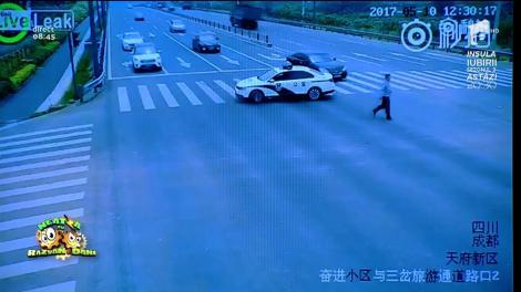 Smiley News: Gest neașteptat. Un politist blochează tot pentru a ajuta un bătrân