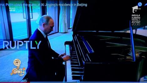 Smiley News: Câte talente! Vladimir Putin cântă la pian