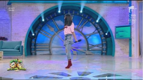 Critici dure la „Neatza cu Răzvan și Dani”: ”De ce ai o fustă peste blugi și de ce ai brichete în loc de tocuri?”