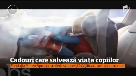 Cadouri care salvează viaţa copiilor! Fundaţia Mereu Aproape a oferit scaune şi înălţătoare pentru cei mici