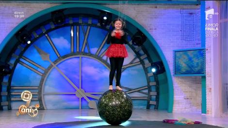 Uimitor! Cum să-ți ții echilibrul pe o bilă uriașă! Bianca i-a lăsat fără cuvinte pe Răzvan și Dani!