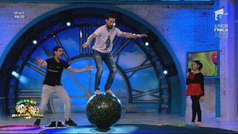 Echilibru aproape perfect pe o bilă uriașă. Dani, bun și de circar!