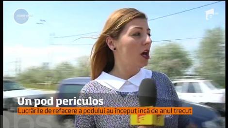 Pentru şoferii care traversează Podul Năvodari, drumul este o cursă cu obstacole