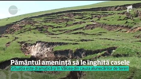 Alunecări de teren masive! Pământul ameninţă să le înghită casele oamenilor din comuna vasluiană Voineşti