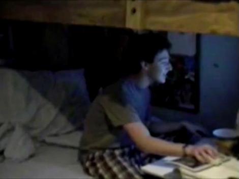 Tânărul Mark, în pijamale, în cămăruța lui intunecată, acum 12 ani. Primea vestea că a intrat la Harvard! Tatăl l-a filmat, iar Zuckerberg a publicat clipul. Unde? Pe Facebook!