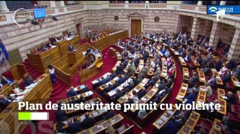Noi confruntări violente au avut loc în faţa Parlamentului din Atena, în timpul dezbaterii asupra unui nou plan de măsuri de austeritate