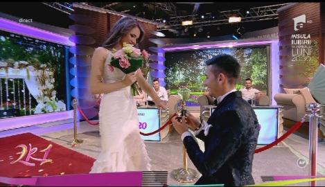 Cerere în căsătorie în platoul de la 2K1! ”Așa cum nimeni nu poate să trăiască fără căldura soarelui așa nici eu nu pot să trăiesc fără tine și fără ochii tăi frumoși. Vrei să fii soția mea?”