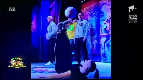 Smiley News: Jonglerii cu mingea. Această fată le dă clasă multor fotbaliști!