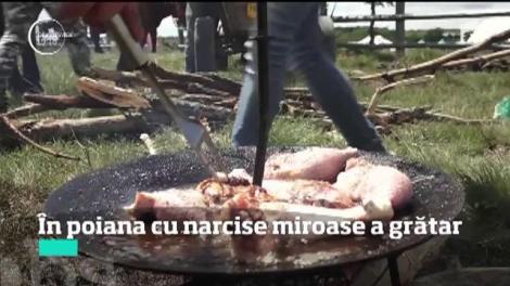 De sfântul Constantin şi Elena, mii de români au urcat un deal plin cu narcise şi s-au aşezat la o uriaşă petrecere câmpenească