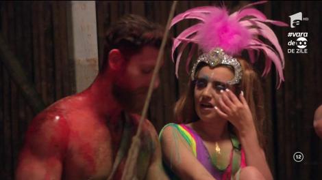 Distrusă de durere, fosta iubită a lui Liviu V&acirc;rciu s-a pipăit cu o altă concurentă! Scene fierbinţi &icirc;ntre femei la "Insula Iubirii"