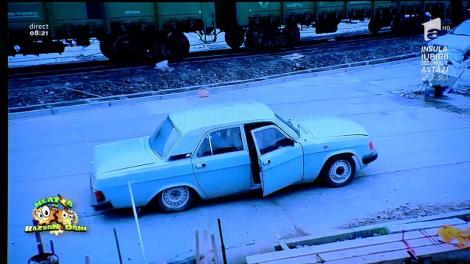 Câţi ruşi încap într-o maşină Lada! Privești și te minunezi! Doar în Rusia poți să mai vezi asemenea ispravă!