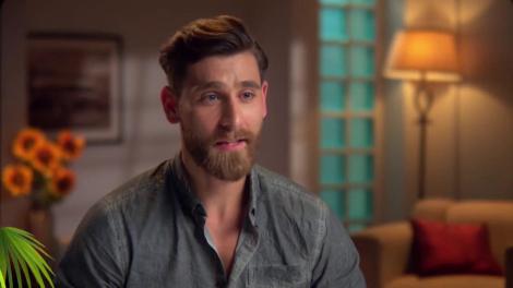 Dee Dee vrea ca Robert să stea doar în compania ei, dar ochii ispitei sunt îndreptați către Maria