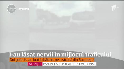 Imagini șocante! Doi șoferi din București s-au lăsat pradă nervilor. Și-au împărțit pumni și picioare, în plin trafic