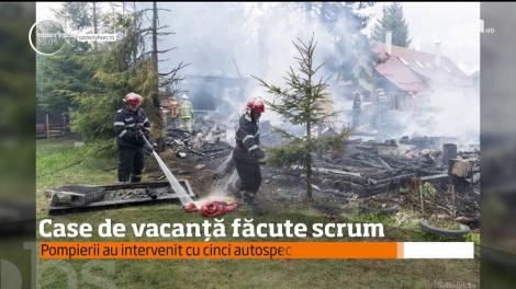 Incendiu puternic în judeţul Harghita. Trei case de vacanţă s-au făcut scrum din cauza unui scurtcircuit