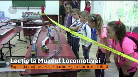 Lecție la Muzeul Locomotivei. Copiii au învăţat cum se manevrează o locomotivă adevărată