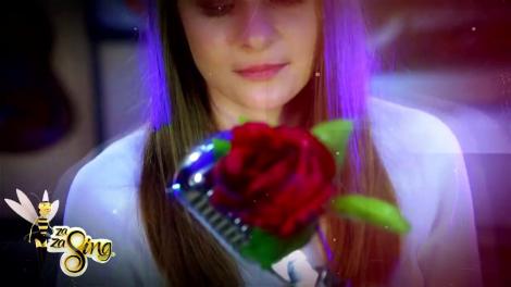 "Ghiceşte ce lipseşte". Violeta Pocovnicu c&acirc;nta piesa "Acasă"