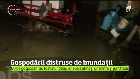 O ploaie torenţială a făcut prăpăd în mai multe localităţi din Caraş-Severin