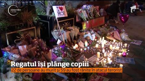 Regatul Unit îşi plânge copiii! Mii de oameni s-au adunat în Piaţa Albert din centrul oraşului Manchester!