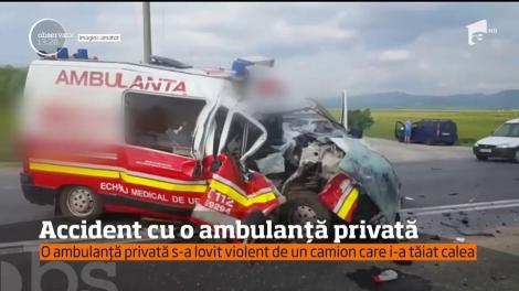 O ambulanţă privată s-a făcut praf pe drumul dintre Codlea şi Ghimbav