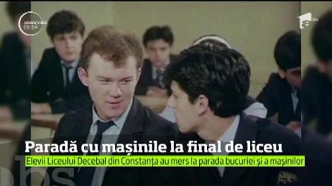 La malul mării, liceenii fac parada bucuriei alături de cei mai dragi profesori