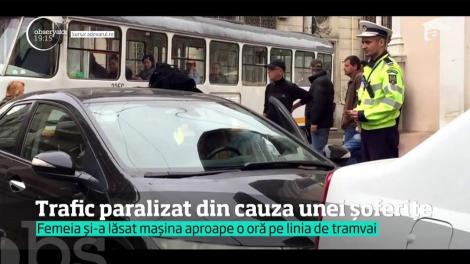 Aproape o oră traficul din centrul Capitalei a fost blocat! O șoferiţă certată cu bunul simț și-a parcat mașina pe linia de tramvai