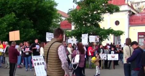 În loc de parastas de şapte ani, au făcut protest faţă de sistemul medical românesc! În 2010, o fetiţă a murit după ce mâncat o prăjitură în spital