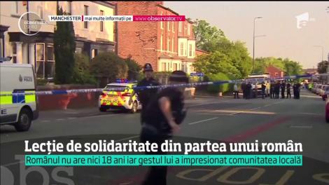 Un român dă lumii întregi o lecţie de solidaritate! După atentatul din Manchester, doarme în stradă, aproape de locul comemorării. Udă florile şi oferă lumânări și îmbrățișări
