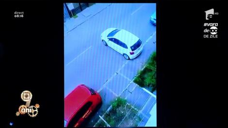 Șofatul nu e pentru toată lumea! O tânără a făcut spectacol în stradă cu încercările ei disperate de a...parca!