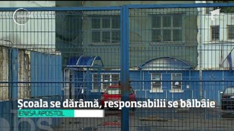 Școală dărâmată, responsabilii se bâlbâie. Cinci copii au rămas blocați într-o clasă la etajul unde s-a prăbușit tavanul