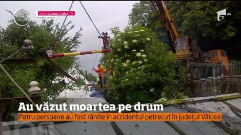 Patru oameni au fost răniţi în judeţul Vâlcea, după ce un autobuz de transport pasageri a fost izbit de un tir şi aruncat de pe şosea