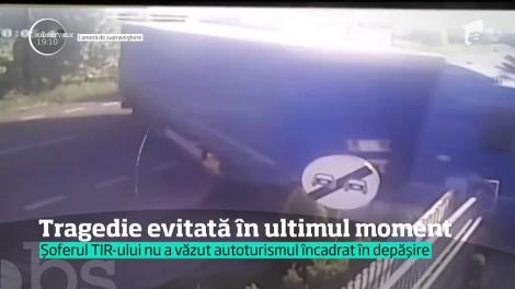 Tragedie evitată în ultimul moment, surprinsă de o cameră de supraveghere, pe un drum din Cluj