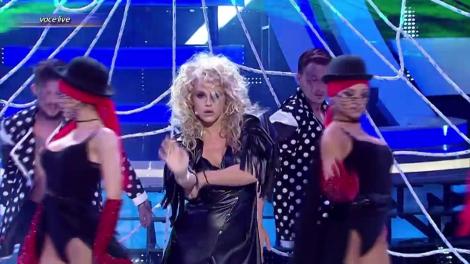 Anii '70-'80 au transformat-o pe Anda Adam! S-a întors o Bonnie Tyler în toată puterea cuvântului. Blondă, creață, rochie din piele și mișcări de felină