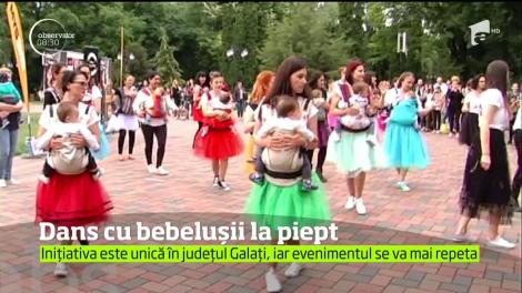 Dans cu bebeluși la piept, în Grădina Publică din Galați