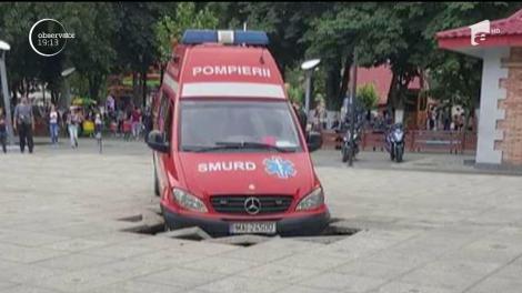 Autospecială SMURD, înţepenită în parcul Orăşelul Copiilor, din Sectorul 4