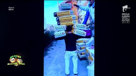 Smiley News: Cel mai puternic muncitor. Cară OPT saci pe umeri și pe cap la un singur transport!