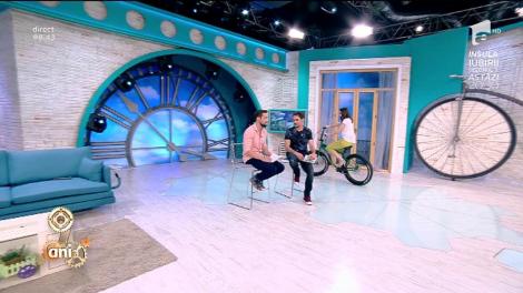 Dani, tu care zici că nu se poate, ia și învață! Amalia, pe tocuri, s-a apucat pe pedalat o bicicletă chiar în platou