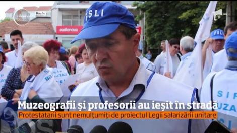 Muzeografii și profesorii din Iași au ieșit în stradă