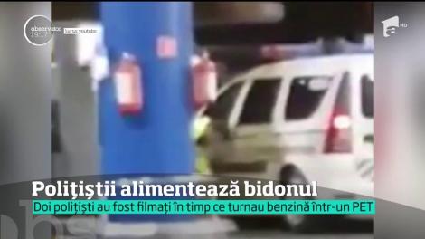 Anchetă la Poliţia din Vrancea! Doi agenţi au fost filmaţi în timp ce turnau benzină într-un PET