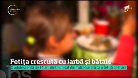 Fetiţa crescută cu iarbă şi bătaie! La 14 ani, are statura unui copil de 6!