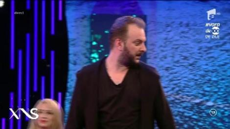 Imagini şocante! Număr de excepţie cu pahare şi un cui